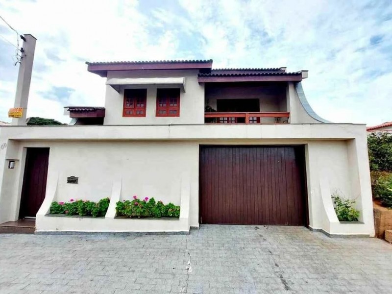 LINDA CASA ÁREA NOBRE